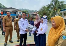 Bupati Aneng Serahkan Bantuan Perlengkapan Sekolah, Anggaran Pendidikan Anambas Diprioritaskan