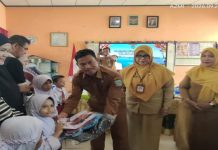 Abdul Kadir Serahkan Perlengkapan Sekolah Gratis, Pemkab Anambas Ringankan Beban Orang Tua