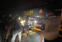 Kapolres Natuna Turun Langsung Padamkan Karhutla 20 Hektare di Batubi