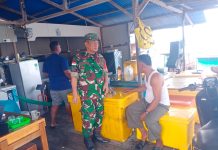 Serma F.A Sihombing Komsos dengan Penampung Ikan di Letung, Ingatkan Nelayan Utamakan Keselamatan