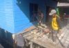 Koptu Fian Hendratmo Komsos Sambil Bantu Warga di Letung, Ingatkan Keselamatan dan Kerukunan