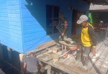 Koptu Fian Hendratmo Komsos Sambil Bantu Warga di Letung, Ingatkan Keselamatan dan Kerukunan
