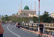 Panorama Laut dan Masjid Agung Jadi Daya Tarik, Jembatan SP II Tarempa Ramai Setiap Sore