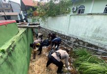 Hari Pariwisata Sedunia, Kapolsek Siantan dan KOMBE-PANTAS Bersihkan Sampah Plastik di Tarempa