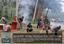 Babinsa Koramil 04/Letung dan Warga Desa Landak Gelar Gotong Royong Bersihkan Pantai