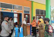 Babinsa Koramil 04/Letung Dampingi Penyerahan Masker untuk Anak PAUD Al-Walid