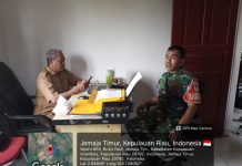 Babinsa Serma Edi Sucipto dan Staf Desa Bukit Padi Data Warga yang Belum Memiliki Akta Kelahiran