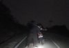 Tengah Malam di Tanjakan Pasir Peti, Dua Perwira Polres Anambas Bantu Warga yang Motornya Mogok