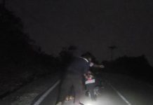 Tengah Malam di Tanjakan Pasir Peti, Dua Perwira Polres Anambas Bantu Warga yang Motornya Mogok