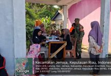 Babinsa Koramil 04/Letung Dampingi Pemeriksaan Kesehatan Gratis bagi Lansia di Desa Landak