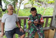 Babinsa Koramil 04/Letung Bantu Warga Kurang Mampu Daftar Perlinsos
