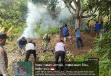 Babinsa Koramil 04/Letung Mempererat Sinergitas Melalui Gotong Royong