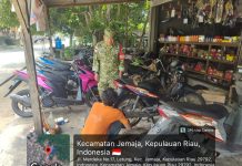 Babinsa Koramil 04/Letung Jalin Komsos dengan Pemilik Bengkel dan Pekerja, Pererat Hubungan dengan Warga