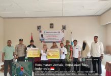Babinsa Serka Didih Dampingi Penyaluran BLT Dana Desa di Batu Berapit, 9 Keluarga Terima Bantuan