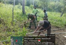Babinsa Koramil 04/Letung dan Warga Gotong Royong Bersihkan Jalan Menuju Pemakaman Umum