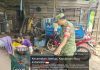 Babinsa Koramil 04/Letung Jalin Komsos dengan Pemilik Bengkel Las di Desa Mampok