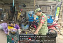 Babinsa Koramil 04/Letung Jalin Komsos dengan Pemilik Bengkel Las di Desa Mampok