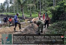 Babinsa Koramil 04/Letung dan Warga Desa Rewak Gotong Royong Rehab Jembatan Penghubung