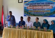 517 Paket Sembako Presiden Menyapa Warga Tarempa Selatan, Kades: Ini Obat Hati Kami