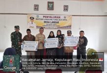 Babinsa Koramil 04/Letung Dampingi Penyaluran BLT DD Desa Landak Periode Oktober