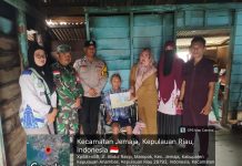 Babinsa Serka Didih Sukiadi Dampingi Penyaluran BLT Dana Desa di Mampok