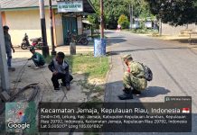 Babinsa Koramil 04/Letung Gotong Royong Bantu Pelebaran Masjid Al-Musyarrafah di Desa Landak
