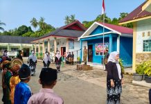 Sertu R.A Binran Pimpin Upacara Sumpah Pemuda ke-98 di SDN 009 Landak