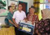 Bupati Aneng Turun Langsung Salurkan Bantuan Presiden di Desa Tarempa Barat Daya