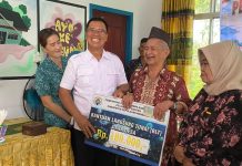 Bupati Aneng Turun Langsung Salurkan Bantuan Presiden di Desa Tarempa Barat Daya