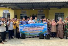 Bupati Aneng Salurkan 517 Paket Sembako Bantuan Presiden di Tarempa Selatan