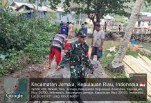 Babinsa Koramil 04/Letung dan Warga Rewak Gotong Royong Perbaiki Jembatan di Dusun Sedanau